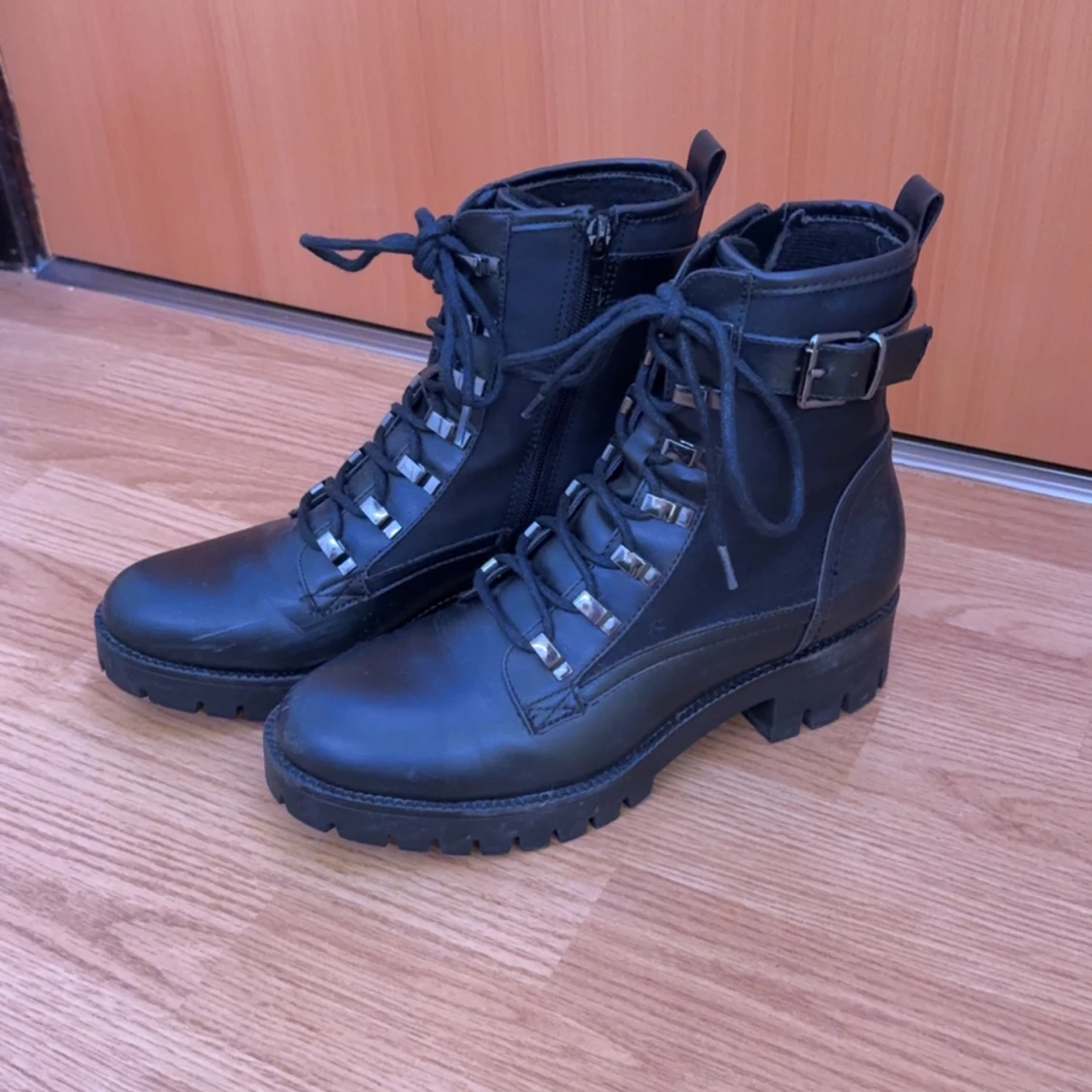 Svarta boots med snörning och spänne