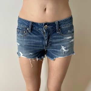 Lågmidjade jeansshorts med hål American eagle  - American eagle shorts. Stolek ”0” jag upskattar storleken till en s. Midjemått: 37cm. Köp sker via köp nu, jag postar inom 24h. Kvar tills markerad såld. 