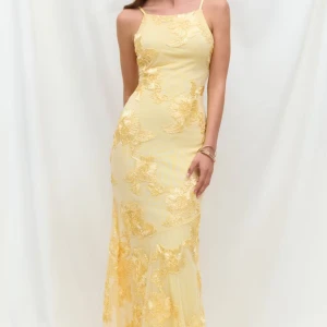 Gina tricot slutsåld gul broderad långklänning  - Säljer den populära, slutsålda klänningen ”embroidary dress” från Gina tricot i strl S. Helt ny och oöppnad. 