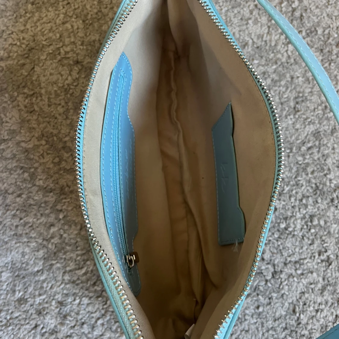 Ljusblå axelväska i glansigt material - 3