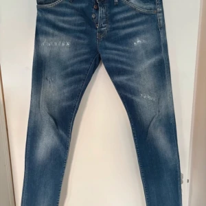 Slim jeans från Jack & Jones - Jack & Jones Jeans | Slim fit - Glenn | Bra skick | Priset är inte hugget i sten❌Men lowballa inte‼️ | Storleken är 33/34 men sitter som 31/32 ungefär.