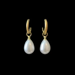 Guldiga örhängen med droppformad pärla - Stilrena örhängen med guldfärgade hoops och hängande droppformade vita pärlor. Perfekt för dig som gillar klassiska smycken med en modern twist. Enkla att matcha och ger en elegant touch till din look.