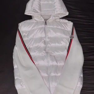 Vit Moncler cardigan  - Riktigt fräsch Moncler cardigan som är L men passar både M/ S kommer även med tags om du har nån mer fråga är det bara att ställa dom 👍