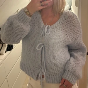 Ljusblå stickad kofta från Vero Moda - Supermysig ljusblå stickad kofta från Vero Moda med knytning framtill. Knappast använd, nypris 499kr! 🩵🩵