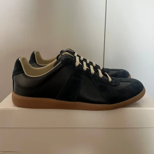 Maison Margiela GATS - Maison Margiela GATS i mörkblå mocka och med beige snörning och gummisula. Köpt i andrahand men knappt några tecken på användning