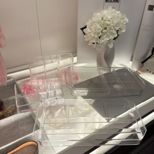 Transparent sminkförvaring  - Säljer flera transparenta sminkförvaringslådor i akryl med olika fack och sektioner. Perfekt för att organisera sminkborstar, läppstift, ögonpennor och andra sminkprodukter. Stilren och modern design som passar på sminkbordet.
