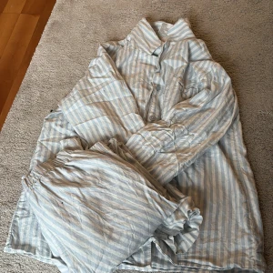 Pyjamas set - Från hm. Två små sminkfläckar. Man får hela sättet för 100kr storlek s💗