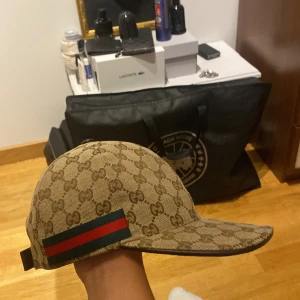 Beige GG keps  - Säljer nu min Gucci keps för är i behov av pengar ,älskar kepsen klockren design och väll omhändertagen men tyvärr inga tags eller nåt sånt då jag köpt den direkt från min vän , självklart äkta vara så hör av er vid funderingar eller mer bilder priset är självklart inte hugget i sten 🙏🏽✅
