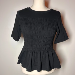 Smockad topp vero Moda  - Topp med smock från vero moda. Storlek xs men passar även s. Fint skick Köp sker via köp nu, jag postar inom 24h. Kvar tills markerad såld 