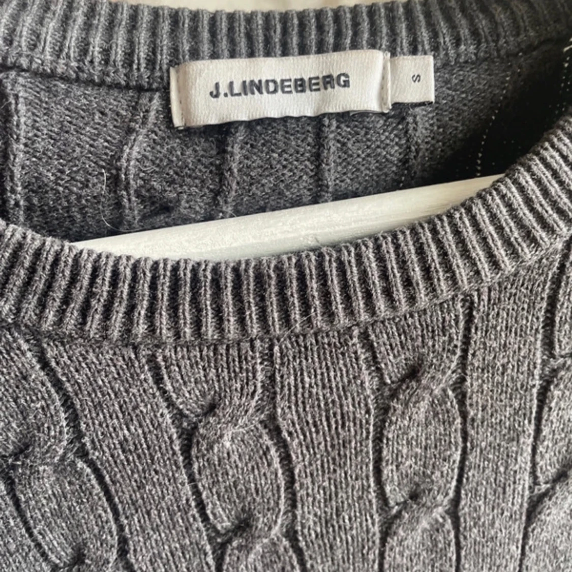 Mörkgrå kabelstickad tröja J.Lindeberg - 2