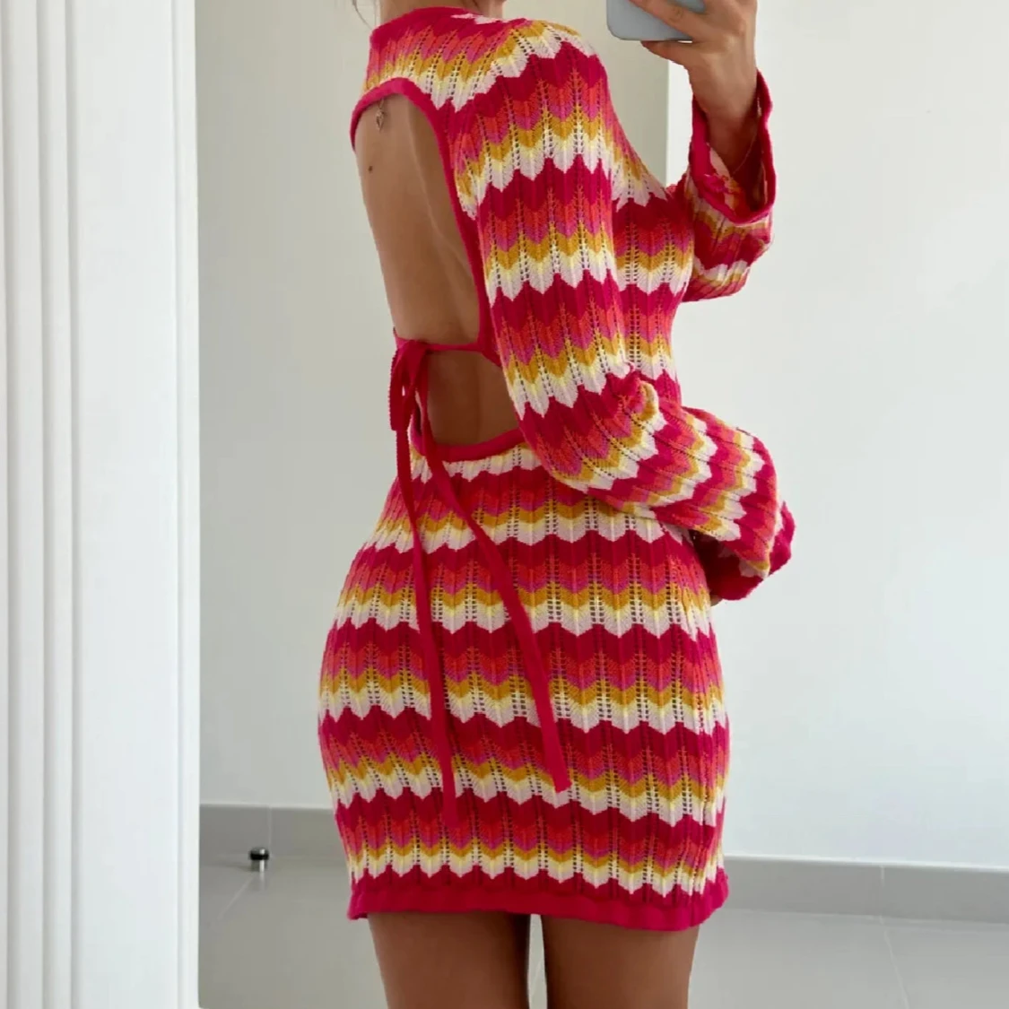 Vacker sommar klänning med öppen rygg - 1