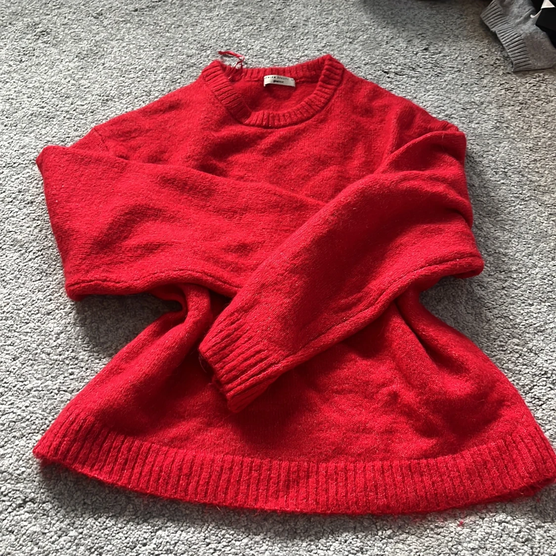 Röd stickad tröja från Gina Tricot