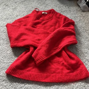 Röd stickad tröja från Gina Tricot - Supermysig röd stickad tröja från Gina Tricot i storlek XS. Tröjan har rund halsringning, ribbade muddar och är långärmad. Har endast använt denna en gång vid julafton. Hittar inte tröjan på hemsidan men skulle gissa på att priset låg på 500kr