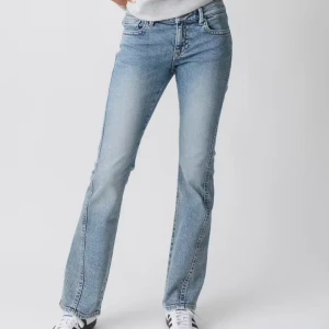 Ljusblå low waist bootcut jeans  - Snygga ljusblå bootcut jeans med coola broderade bakfickor i gult. Klassisk femficksmodell med dragkedja och knapp. Jeansen har en lätt tvättad look och är gjorda i mjukt denimtyg som sitter skönt hela dagen. Storlek 40 men dem passar om man har 38 också.