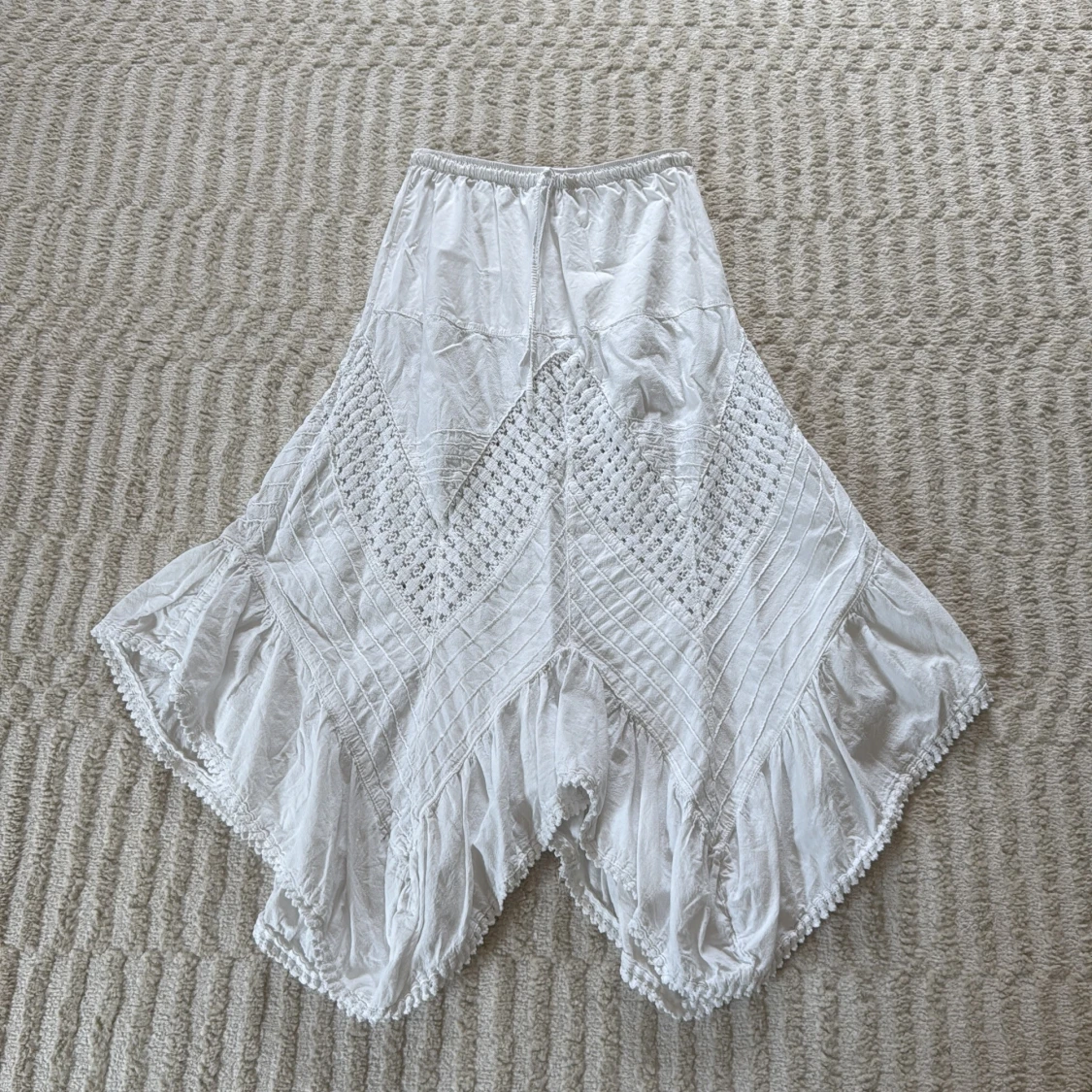 Vit långkjol med broderi