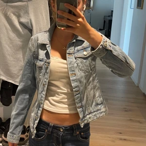Ljusblå jeansjacka  - Snygg ljusblå jeansjacka från Zara med knappar och silverfärgade detaljer. Storleken är xs💕