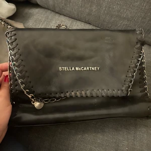 Svart axelväska Stella McCartney - Jätte snygg svart axelväska. Köpt i Spanien 💕