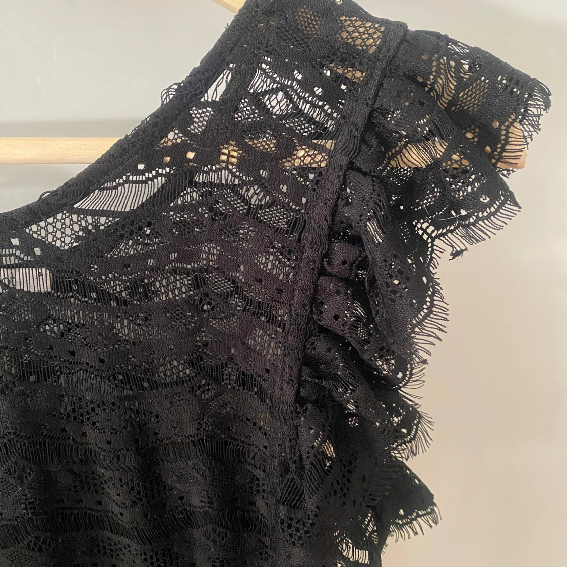 Svart spetstopp med volang - 3