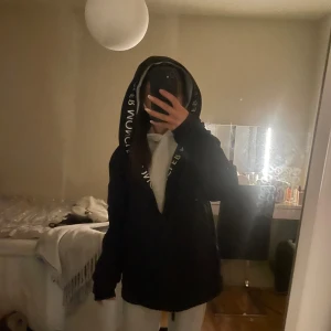 Moncler jacka/ windbreaker  - Säljer en stilren och exklusiv vindjacka från Moncler i svart, med dragkedja och en rejäl huva där Moncler-loggan är tryckt längs kanten – riktigt snygg detalj! Jackan är i toppskick och knappt använd. Perfekt för både höst, vår och svala sommarkvällar. Unisex-modell som passar alla. Storlek 2=M  🌟 Nästan ny 🌟 Ikonisk design 🌟 Passar till allt  Äkthetsbevis kan självklart visas vid förfrågan. 