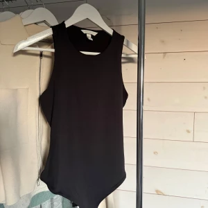 Svart body  - Svart body från H&M med jätte fint och skönt material. Storlek S och aldrig använd. 