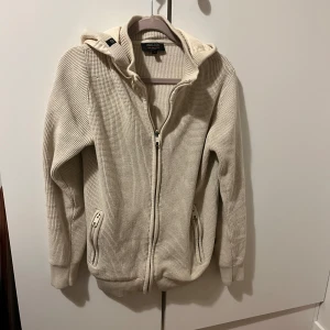 Indicode Jeans Cardigan - Tjena säljer nu min extremt fräscha och sällsynta indicode cardigan! Den är i mkt bra skick förutom ett minimalt hål på axeln som inte syns alls. Kan skicka bild privat. Skön färg som passar på sommaren! Vid frågor, tveka inte att höra av er! 