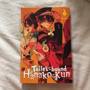 Toilet-bound Hanako-Kun Vol. 9 - Färgstark manga med spännande illustrationer och mystiska karaktärer. Perfekt för dig som gillar övernaturliga berättelser, humor och japansk popkultur. En bok som sticker ut i bokhyllan och bjuder på både äventyr och skratt.