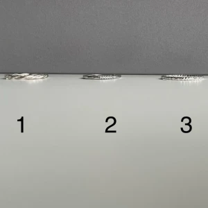 Ringar - Säljer olika ringar i olika mått och med olika motiv. Vet inte om det är äkta silver eller om dom är nickelfria så lovar inget! Kontakta mig vid önskan om fler bilder eller att veta mått. Kan köpas styckvis, en ring kostar 25. Ingen är använd. Köparen betalar frakten! 