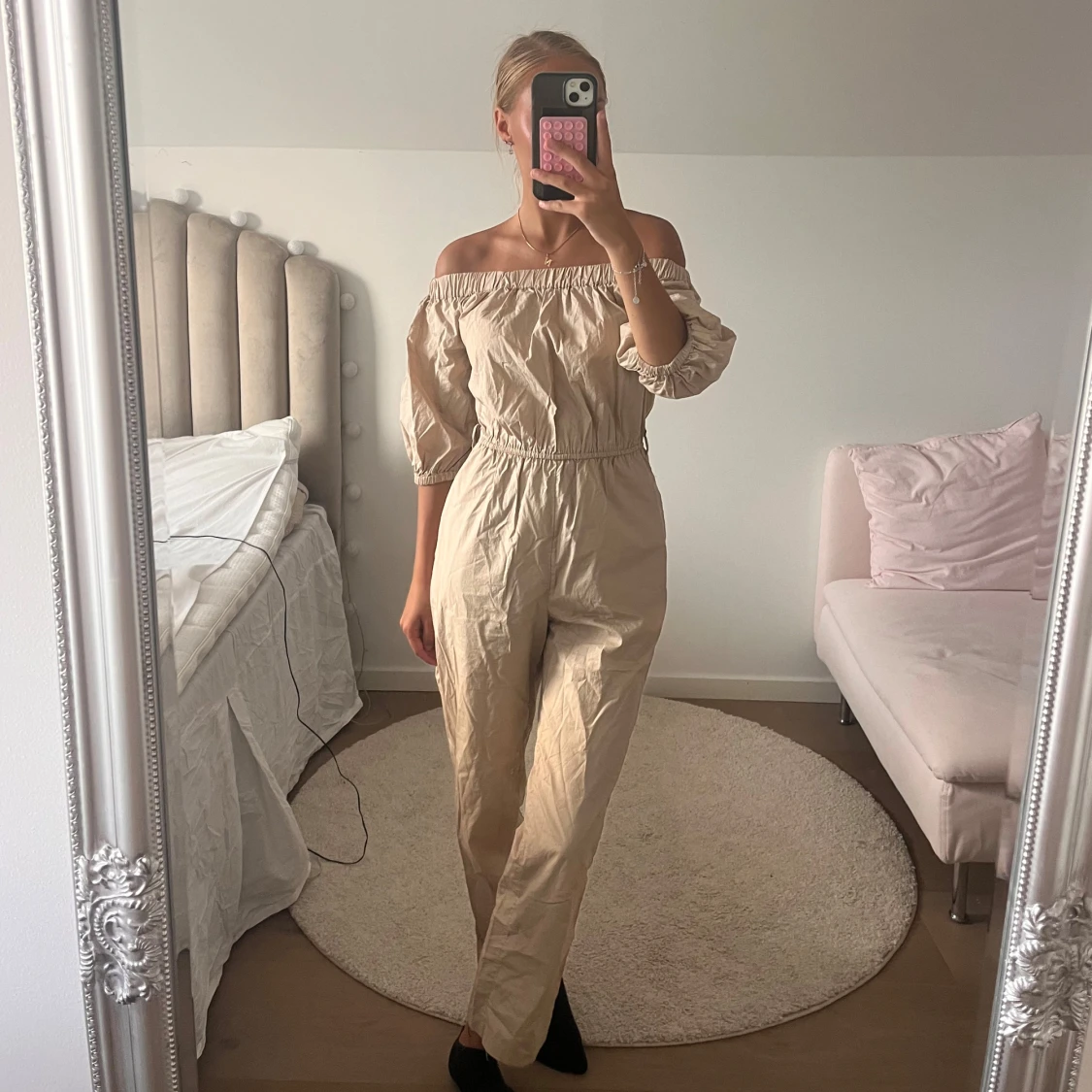 Beige offshoulder byxdress med resår