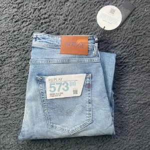 Nya Replay jeans  - Helt nya Replay jeans! Börja följ för jag har över 100 par helt nya Replay jeans som kommer laddas upp!!!Tyvärr kan jag inte skicka bild när jag själv bär plagget då jag för det första ofta inte kan ha storlekarna jag säljer och för det andra skulle det bli alldeles för mycket jobb när jag säljer så mycket, så jag rekommenderar att man kikar måtten på sista bilden heller googlar på modellnamnet för att se passformen :) längd 109cm midja 42cm benvidd 17cm (2)