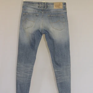 Jacob Cohën jeans  - JACOB COHËN JEANS  Storlek : W32  Passform : 613 C  Användning : Jeansen är i väldigt fint skick utan defekter  Nypris : 5000SEK  MÅTT : A=39CM - B=96CM