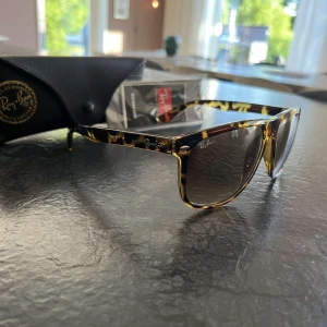 Rayban boyfriend - Säljer nu dessa helt nya Rayban Boyfriend solglasögon ! Skriv för mer bilder :)