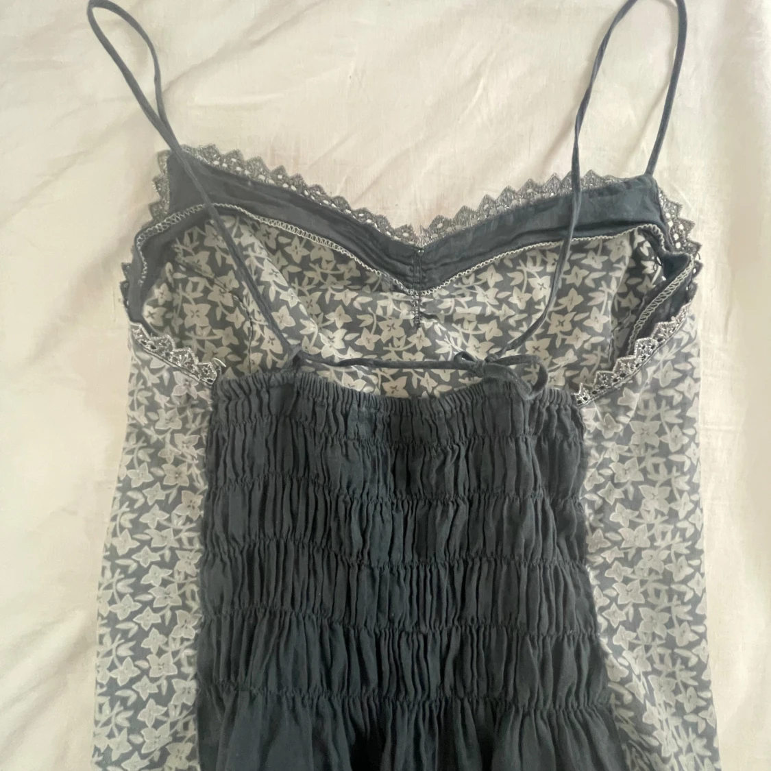 Blommigt grått linne  med spets - 1