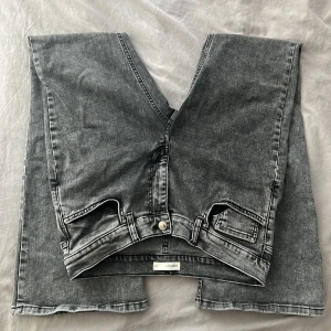 Grå jeans från Gina tricot , stl 42 - Snygga grå jeans från Perfect Jeans i storlek 42. Jeansen har klassisk femficksdesign, raka ben och normal passform. De är tillverkade i ett mjukt denimtyg med en tvättad look som ger en cool vibe. Perfekta till sneakers eller boots.