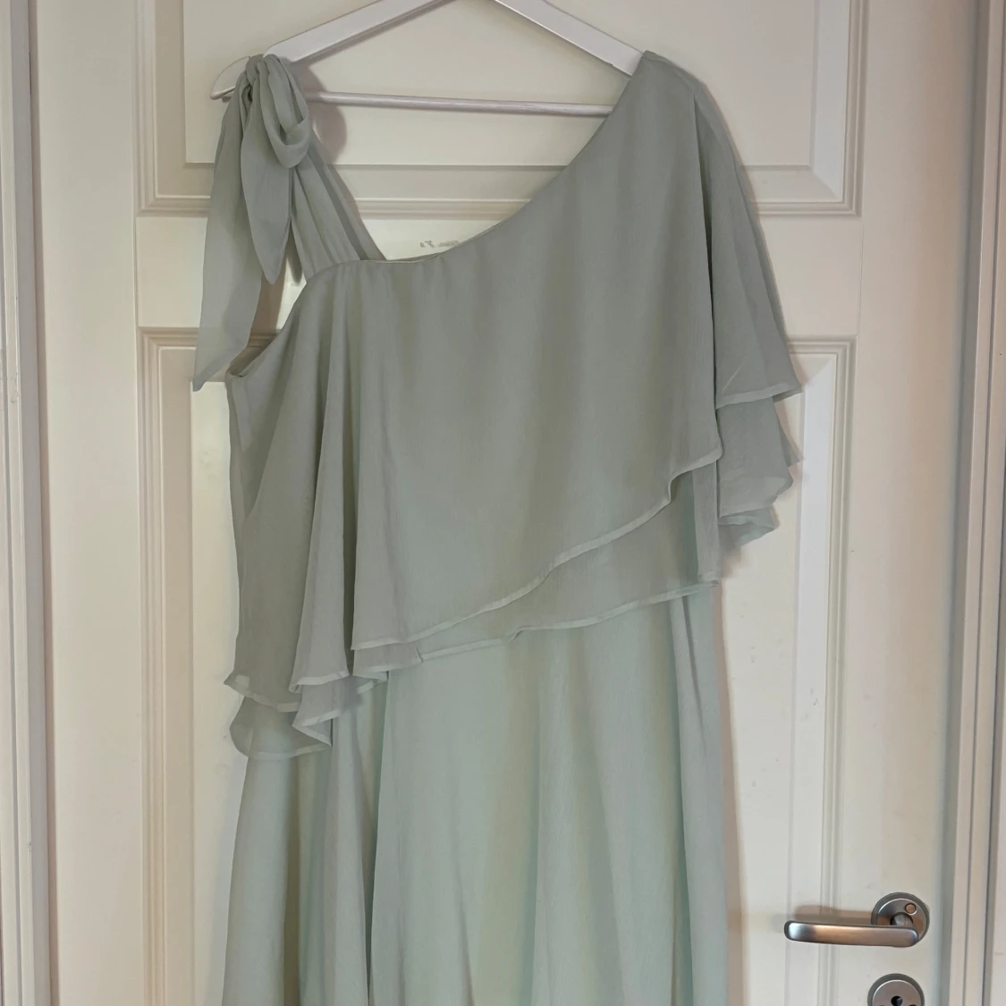 Ljusgrön långklänning från H&M oneshoulder