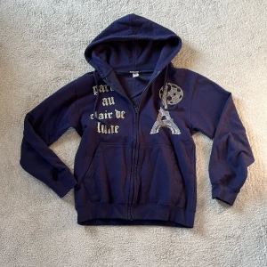 Bling lucid zip - Tjena säljer en ganska ny och fräsch bling lucid hoodie. Har endast använt den en gång, märkte att den var lite liten. Kom med frågor!!