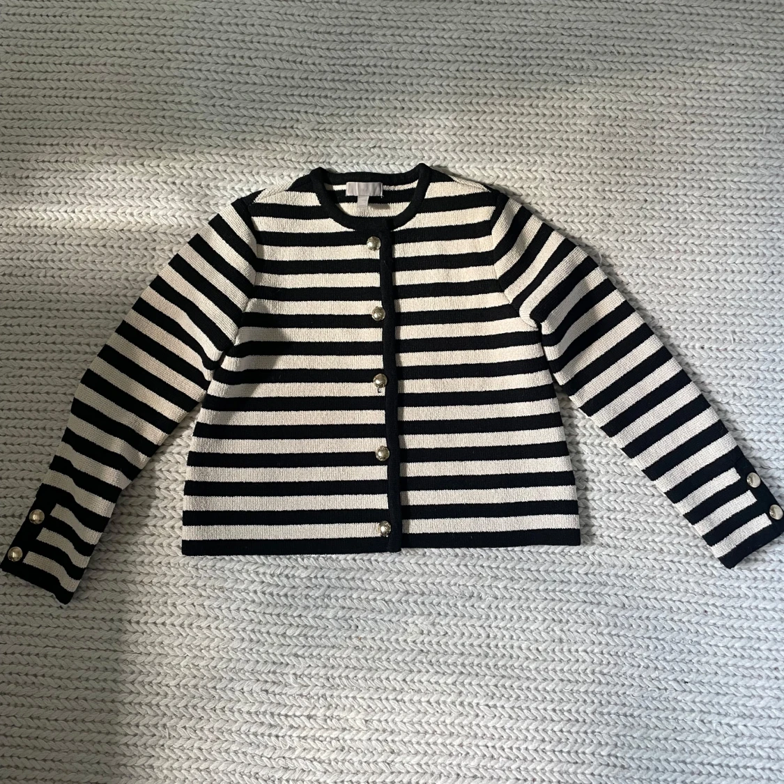 Randig kofta från H&M med pärlknappar