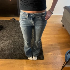 Blå bootcut jeans - Snygga blå bootcut jeans från gina storlek 34 använda fåtal gånger 💗