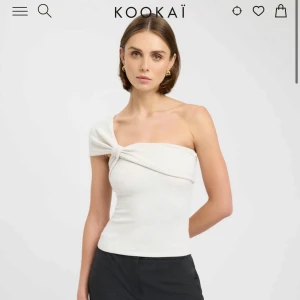 Vit oneshoulder topp från Kookai - Köpt i Australien från kookai. Kostar ca 600kr nypris