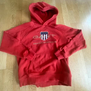 Gant hoodie - En det gant hoodie passar folk som är mellan 140-160 ungefär hör av dig med minsta fundering