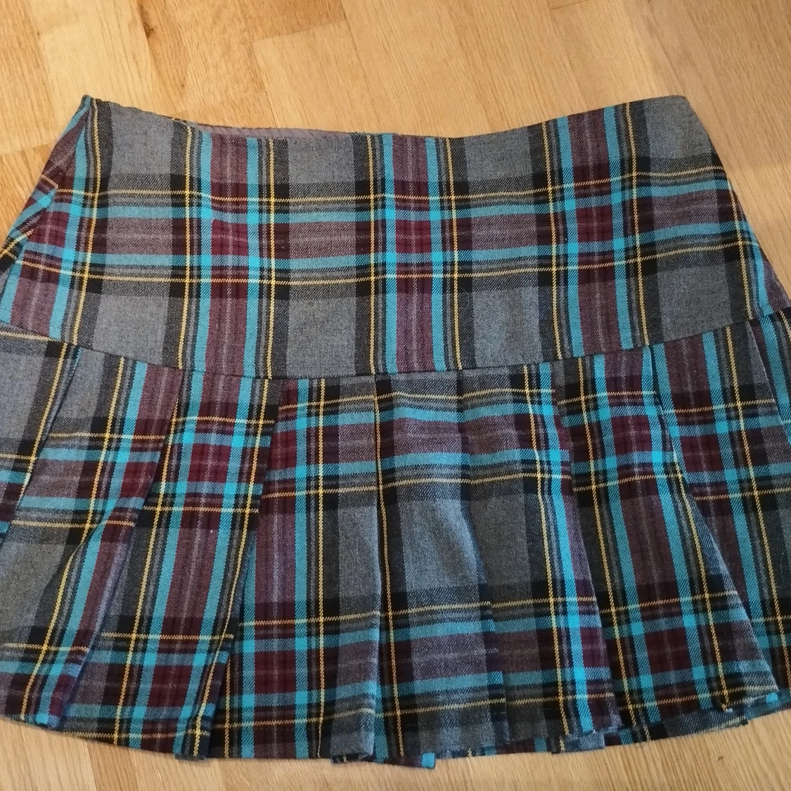 Grå rutig plisserad minikjol stl 38