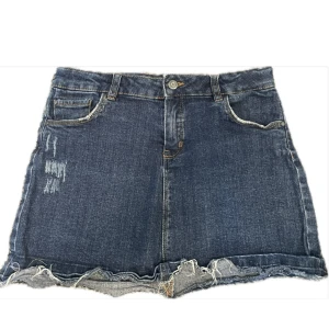 Blå jeanskjol - Snygg blå jeanskjol från Girls Denim Collection med slitna detaljer och fransig kant nertill. Står storlek (9-10) 140 men passar XXS-XS, den har   även justerbar midja. 