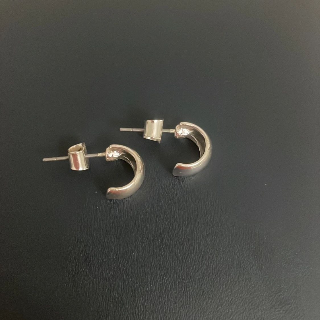 Små silver rings örhängen