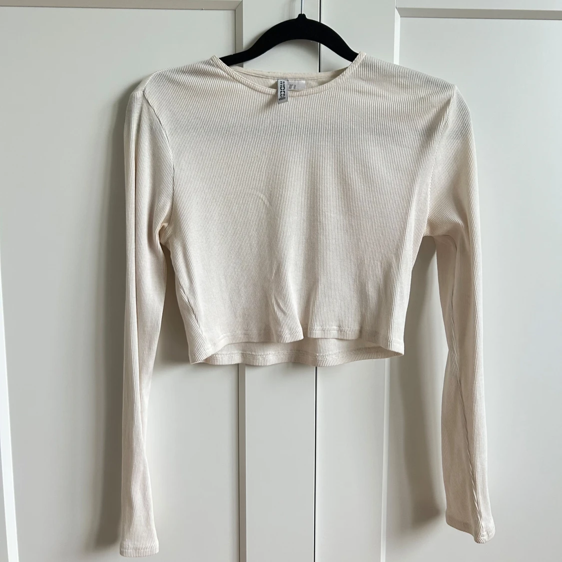 Gräddvit croppad långärmad tröja