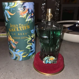 Jean Paul Gaultier Le Beau Paradise Garden - Parfymen Le Beau Paradise Garden från Jean Paul Gaultier är en lukt som många kommer ihåg, oftast igenkänd med sin kokoslukt men vissa säger att det luktar som en piña colada på en strand i spanien. Parfymen e knappt använd och luktar precis så som man kan tänka sig.