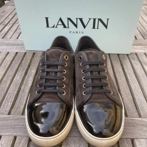 Lanvin skor  - Hej! Säljer nu dessa sjukt snygga Lanvin skor. Skorna är i toppskick! Vi rekommenderar att gå ner en storlek. Har ett begränsat antal boxar och dustbag! Hör gärna av dig vid frågor 
