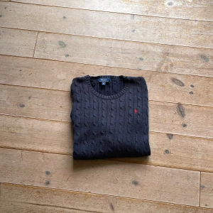Kabelstickad Ralph Lauren tröja - Kabelstickad Ralph Lauren tröja| skick 7,5/10| storlek S/ 14-16 år| mörkblå| fråga om fler bilder!| kan gå ner i pris vid snabb affär!
