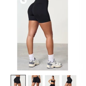 Sculpt scrunch shorts från Famme - Svarta seamless shorts från Famme med lägre midja och tight passform. Tillverkade i stretchigt syntetmaterial som sitter skönt och formar sig efter kroppen. Perfekta för träning eller gym. Diskret logga framtill och scrunch-detalj bak. Nypris 699 kr. Påminner om DFNYE shorts 