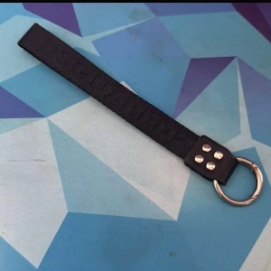  Dsquared2 logga - Satt på ett par jeans från dsquared2. Aldrig använd 