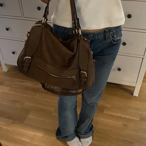 Perfekt brun väska - Säljer en av mina favorit väskor!! Rymlig och får plats med allt!! Slay💘💘skriv för fler bilder så den har lite slitningar