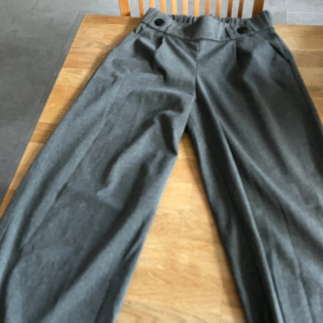 Grå högmidjade wide byxor från JDY